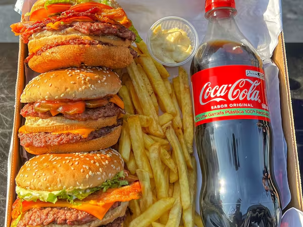 Combo Burger (03 pessoas) + Fritas + Molhos Especiais + Coca Normal 600ml