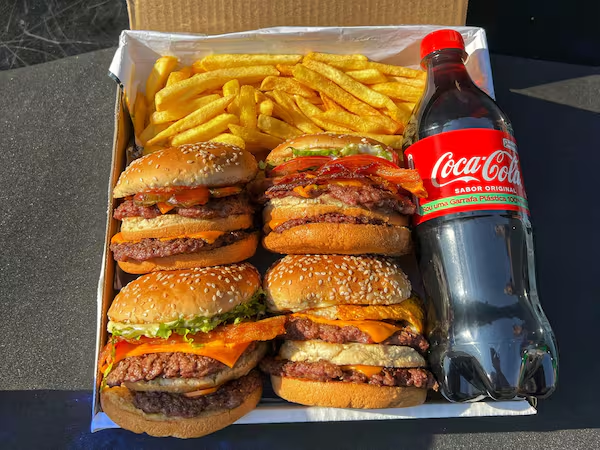 Combo Burger Caixa (04 pessoas) + Fritas + Molhos Especiais + Coca Normal 600ml